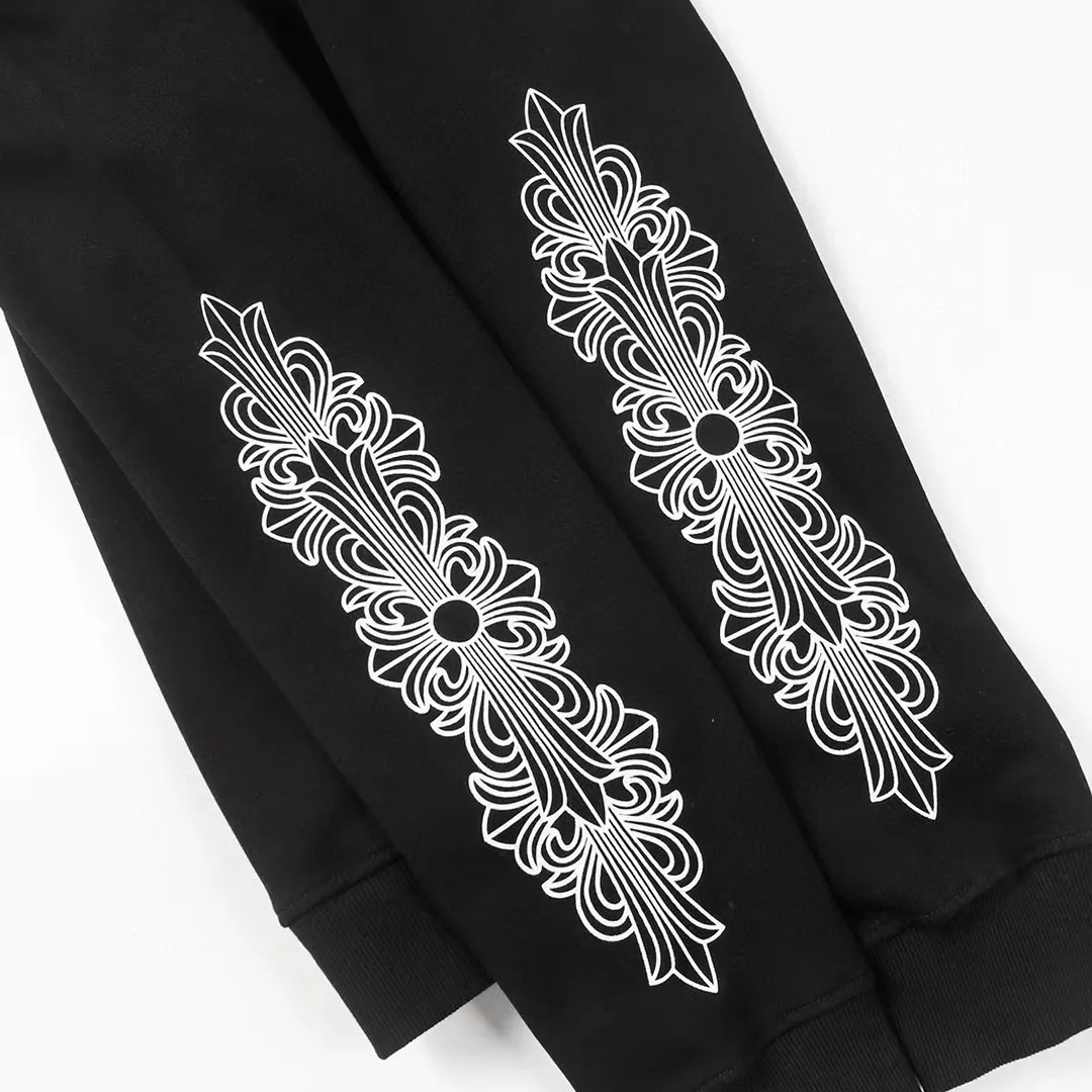 P240 Cross-border running quantity model, please do not place an order if you are pursuing quality - Chrome Hearts/Chrome Hearts 23ss scroll horseshoe print zipper sweatshirt cardigan jacket - High weight, high density and high quality. The wool is soft, delicate and skin-friendly. It feels soft and silky. It has excellent warmth and skin-friendly properties. - Custom-woven and dyed, no color difference. No matter the fabric or workmanship details, it beats the ordinary version on the market. - Hardware and zipper accessories are all customized, full of details - Color: black white -Size: S M L XL